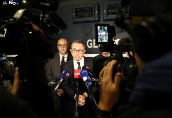 Le préfet de police de Paris Laurent Nunez (G) et le ministre de l'Intérieur Bruno Retailleau (C) s'adressent à la presse après avoir rencontré des policiers à la Porte d'Orléans à Paris le 18 septembre 2025