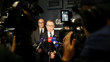 Le préfet de police de Paris Laurent Nunez (G) et le ministre de l'Intérieur Bruno Retailleau (C) s'adressent à la presse après avoir rencontré des policiers à la Porte d'Orléans à Paris le 18 septembre 2025