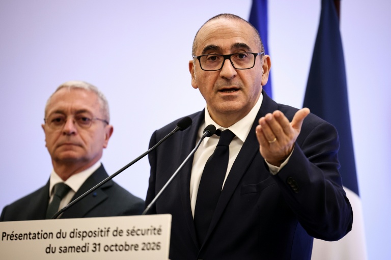 Le ministre de l'Intérieur Laurent Nuñez et le préfet de police de Paris, Patrice Faure (g), lors d'une conférence de presse, le 29 octobre 2026 à Paris