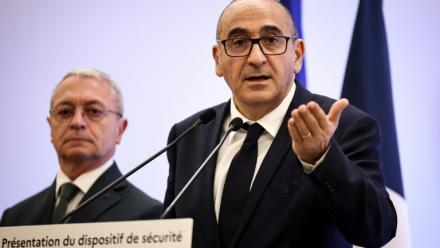 Le ministre de l'Intérieur Laurent Nuñez et le préfet de police de Paris, Patrice Faure (g), lors d'une conférence de presse, le 29 octobre 2026 à Paris