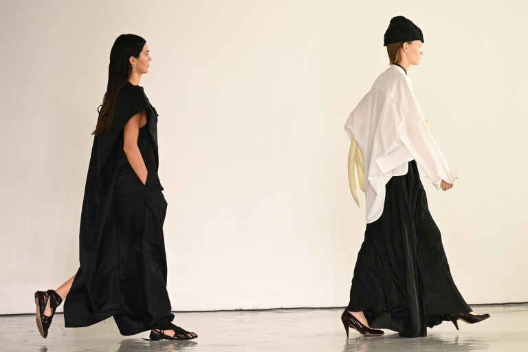 Des mannequins lors du défilé de la collection Bottega Veneta printemps/été 2027 de la Fashion Week de Milan (Italie), le 26 septembre 2026