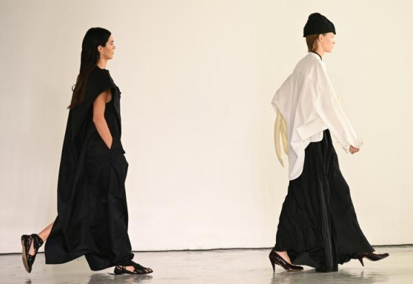 Des mannequins lors du défilé de la collection Bottega Veneta printemps/été 2027 de la Fashion Week de Milan (Italie), le 26 septembre 2026