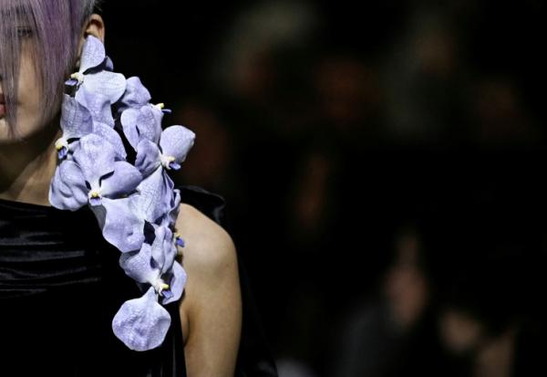 Une mannequin porte une création de Christian Dior lors du défilé Haute Couture Printemps/Été 2026 pour femmes, à Paris, le 26 janvier 2026