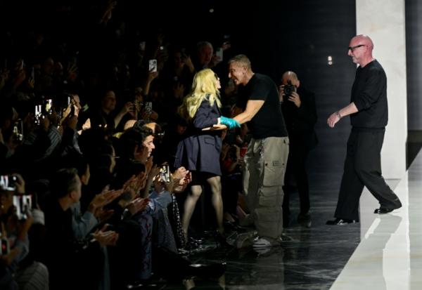 Madonna est apparue en invitée surprise samedi au défilé femmes Dolce & Gabbana à la Fashion Week de Milan