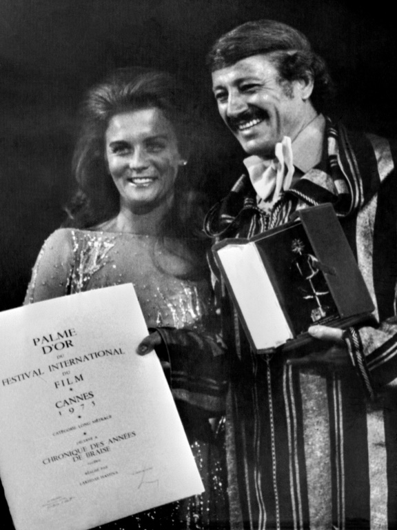 Le réalisateur algérien Mohamed Lakhdar Hamina reçoit des mains de l'actrice américaine Ann Margret la Palme d'Or pour son film