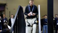 Un visiteur du salon de la technologie grand public CES essaie un exosquelette de Dnsys le 6 janvier 2026 à Las Vegas