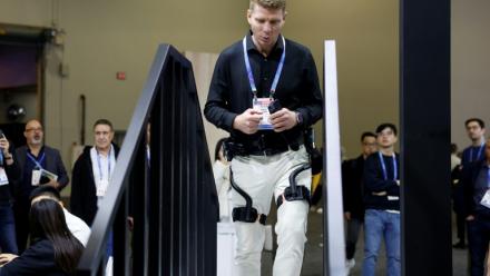Un visiteur du salon de la technologie grand public CES essaie un exosquelette de Dnsys le 6 janvier 2026 à Las Vegas