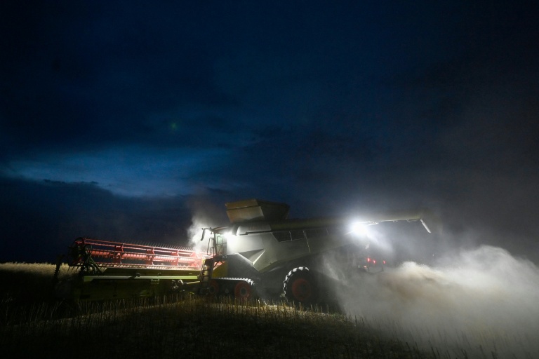Un agriculteur moissonne de nuit à Digny-Grassevache, en Eure-et-Loir, le 18 juillet 2025