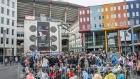 Des fans du chanteur britannique Harry Styles attendent devant la Johan Cruijff ArenA, avant sa série de dix concerts et sa tournée mondiale Together Tour, le 16 mai 2026 à Amsterdam, aux Pays-Bas