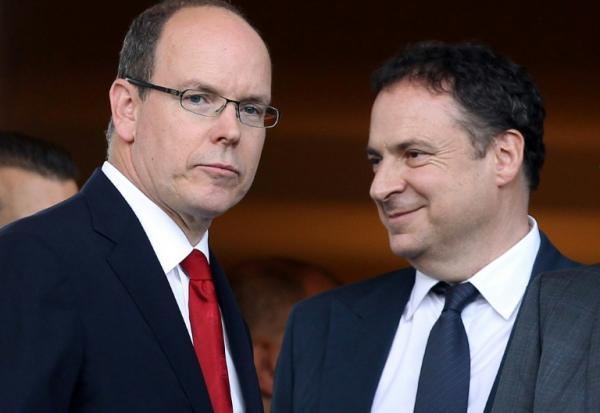 Le prince Albert II de Monaco (g) et l'avocat de la famille princière monégasque, Thierry Lacoste (d), lors d'un meeting d'athlétisme au stade Louis-II de Monte-Carlo, le 22 juillet 2011 à Monaco