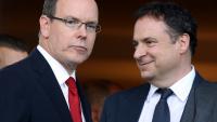 Le prince Albert II de Monaco (g) et l'avocat de la famille princière monégasque, Thierry Lacoste (d), lors d'un meeting d'athlétisme au stade Louis-II de Monte-Carlo, le 22 juillet 2011 à Monaco