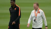 Le défenseur des Pays-Bas Denzel Dumfries (à gauche) et son sélectionneur Ronald Koeman lors d'un entraînement durant la Coupe du Monde 2026 à  Kansas City, le 24 juin 2026