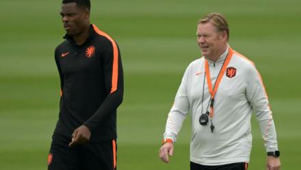 Le défenseur des Pays-Bas Denzel Dumfries (à gauche) et son sélectionneur Ronald Koeman lors d'un entraînement durant la Coupe du Monde 2026 à  Kansas City, le 24 juin 2026