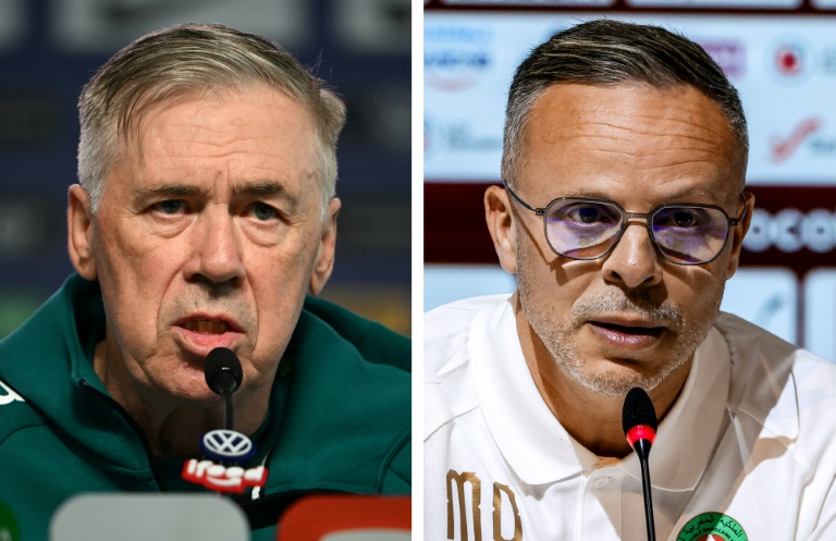 Montage des portraits du sélectionneur italien du Brésil Carlo Ancelotti (g) en conférence de presse à Teresopolis (Brésil) le 30 mai 2026 et du sélectionneur du Maroc Mohamed Ouahbi devant la presse à Sale (Angleterre) le 26 mai 2026