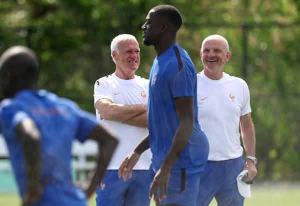 Le sélectionneur de la France Didier Deschamps (à gauche en maillot blanc) et son assistant Guy Stephan lors d'un entraînement à East Hanover (New Jersey) le 15 juin 2026
