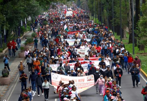 Des enseignants et des élèves marchent vers le stade de Mexico où doivent se dérouler jeudi la cérémonie et le match d'ouverture de la Coupe du monde de football, le 9 juin 2026 au Mexique