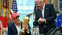 Le président Donald Trump et celui de la Fifa Gianni Infantino, avec le trophée de la Coupe du monde dans le bureau ovale, le 22 août 2025 à Washington, DC 
