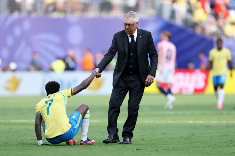 Le sélectionneur italien du Brésil Carlo Ancelotti relève Vinicius Junior à l'issue de leur défaite devant la Norvège à East Rutherford, le 5 juillet 2026 