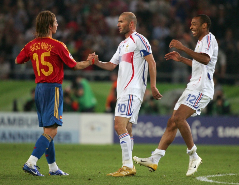 Le défenseur espagnol Sergio Ramos serre la main de Zinédine Zidane lors du 8e de finale de Coupe du monde entre l'Espagne et la France, le 27 juin 2006 à Hanovre