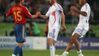 Le défenseur espagnol Sergio Ramos serre la main de Zinédine Zidane lors du 8e de finale de Coupe du monde entre l'Espagne et la France, le 27 juin 2006 à Hanovre