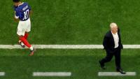 Le désarroi de la star de l'équipe de France Kylian Mbappé et du sélectionneur Didier Deschamps après l'élimination en demi-finale du Mondial face à l'Espagne, le 14 juillet 2026 à Arlington près de Dallas