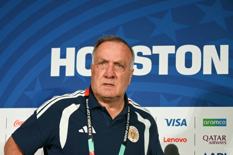 Le sélectionneur néerlandais de Curaçao Dick Advocaat en conférence de presse le 13 juin 2026 à Houston à la veille du match du Mondial contre l'Allemagne