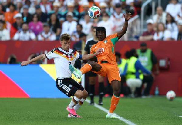 L'Allemand Joshua Kimmich (à gauche) et l'Ivoirien Yan Diomandé à la lutte en début du choc du groupe E entre la Mannschaft et les Ivoiriens le 20 juin 2026 à Toronto