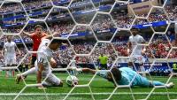 Le gardien de l'Iran Alireza Beiranvand réussit un arrêt devant le Belge Maxim De Cuyper, lors du match nul entre les deux équipes à la Coupe du monde, le 21 juin 2026 à Los Angeles