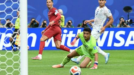 Cristiano Ronaldo inscrit son deuxième but lors du match remporté par le Portugal (5-0) face à l'Ouzbekistan le 23 juin 2026 à Houston. Critiqué après un premier match raté face à la RD Congo, objet d'un débat sur sa place de titulaire inamovible en sélection, le buteur a répondu sur le terrain