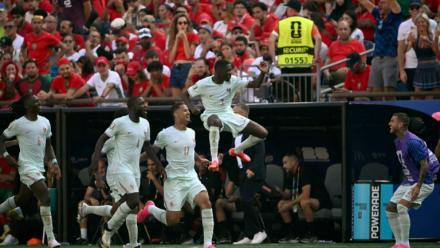 L'équipe de France, avec notamment un but d'Ousmane Dembélé (à droite) n'a laissé aucune chance au Maroc lors du quart de finale du Mondial conclu sur le score de 2-0 à Foxboro, le 9 juillet 2026 