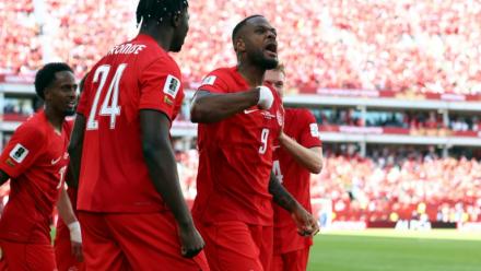 L'attaquant Cyle Larin (N.9), auteur de l'égalisation du Canada face à la Bosnie-Herzégovine, lors de la Coupe du monde, le 12 juin 2026 à Toronto