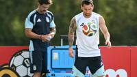 L'attaquant argentin Lionel Messi (à droite) lors d'un entraînement à Fort Lauderdale le 2 juillet 2026 avant le 16e de final contre le Cap Vert
