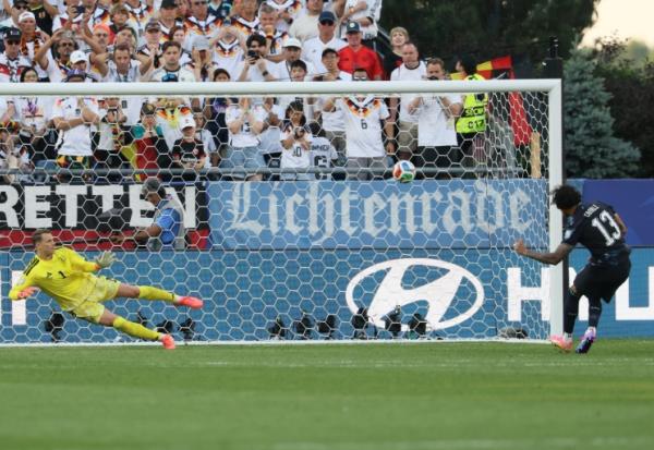 Sixième tireur du Paraguay lors de la séance de tirs au but, Jose Canale trompe le gardien allemand Manuel Neuer et envoie les Sud-Américains en huitième de finale de la Coupe du monde le 29 juin 20226 à Foxborough 