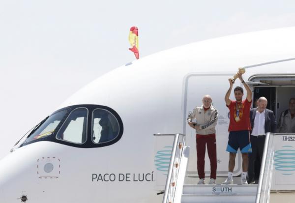 Le milieu de terrain espagnol Rodri (c) brandit le trophée de la Coupe du monde 2026 aux côtés du sélectionneur de l'Espagne Luis de la Fuente (g) à leur arrivée des États-Unis, à l'aéroport de Madrid-Barajas, le 20 juillet 2026 en Espagne