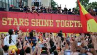 Les champions du monde espagnols acclamés par leurs supporters lors de la parade organisée dans les rues de Madrid, le 20 juillet 2026