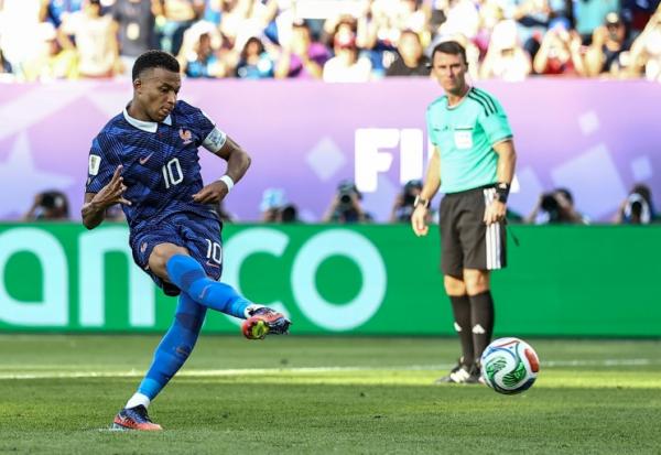 Kylian Mbappe transforme son penlaty lors de la victoire des Bleus en 16e de finale de la Coupe du monde contre le Paraguay, le 4 juillet 2026 à Philadelphie