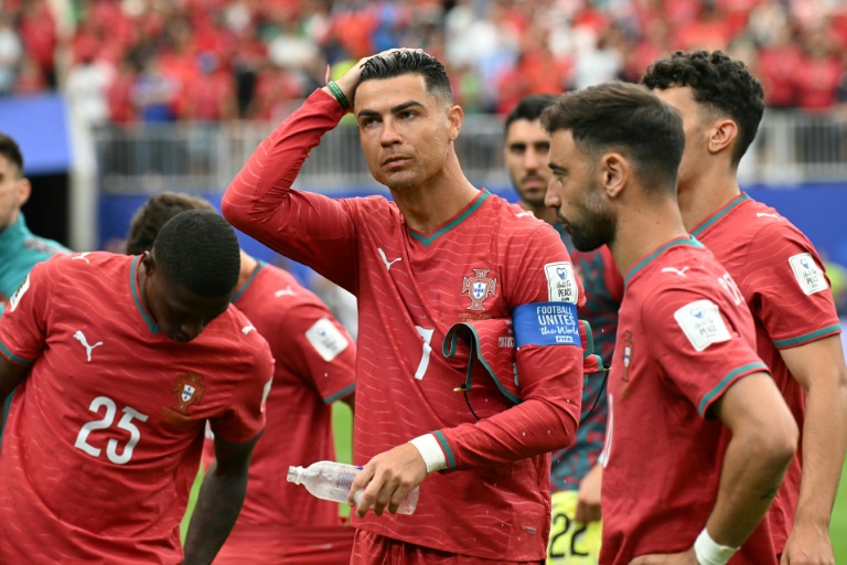 Cristiano Ronaldo se rafraîchit lors du match nul entre le Portugal et la RD Congo, le 17 juin 2026 à Houston