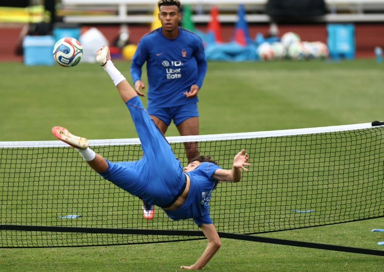 A l'entraînement lundi, le Français Maghnes Akliouche fait un geste acrobatique face à Désiré Doué, à la Bentley University de Waltham, près de Boston.