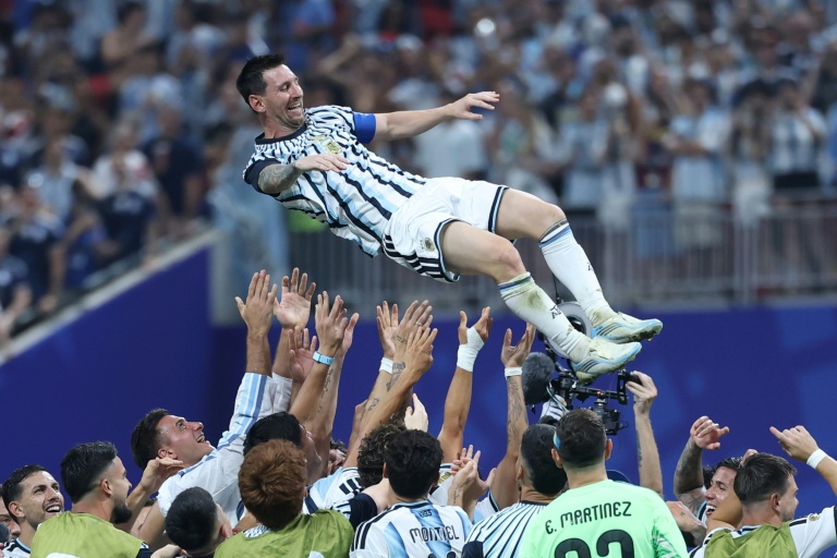 Lionel Messi célébré par ses coéquipiers après la qualification pour les quarts de finale du Mondial de l'Argentine contre l'Egypte mardi à Atlanta.
