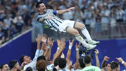 Lionel Messi célébré par ses coéquipiers après la qualification pour les quarts de finale du Mondial de l'Argentine contre l'Egypte mardi à Atlanta.