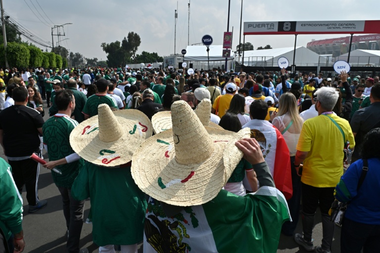Des supporters mexicains se rassemblent le 11 juin 2026 à Mexico avant le coup d'envoi du match d'ouverture du Mondial-2026 entre le Mexique et l'Afrique du Sud
