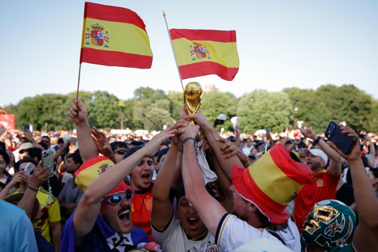 Des supporteurs de l'Espagne laissent éclater leur joie après la victoire de leur équipe face à l'Argentine, le 19 juillet à Central Park à New York