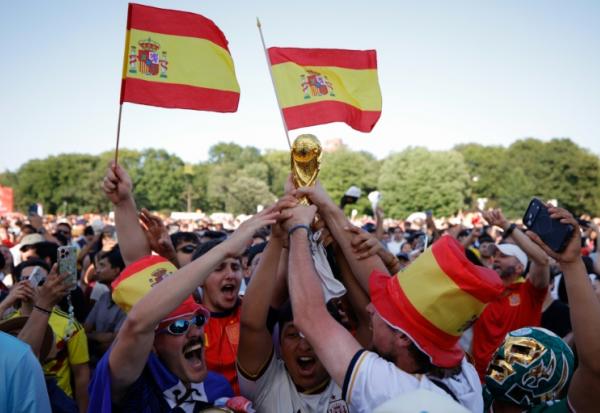 Des supporteurs de l'Espagne laissent éclater leur joie après la victoire de leur équipe face à l'Argentine, le 19 juillet à Central Park à New York