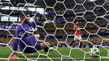 L'attaquant égyptien Mohamed Salah (D) marque son tir au but face à l'Australien Mathew Ryan, à Arlington, au Texas, le 3 juillet 2026