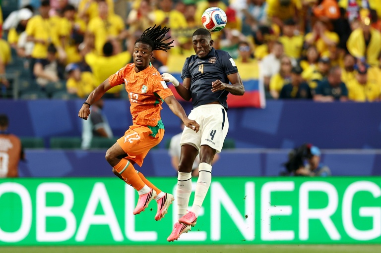 Elye Wahi (à gauche) à la lutte avec le défenseur équatorien Joel Ordonez lors de la victoire de la Côte d'Ivoire 1-0 le 14 juin 2026 à Philadelphie en phase de poule de la Coupe du monde. Interdit de visa par les autorités canadiennes, l'attaquant ivoirien ne pourra participer au deuxième match des Eléphants samedi à Toronto face à l'Allemagne
