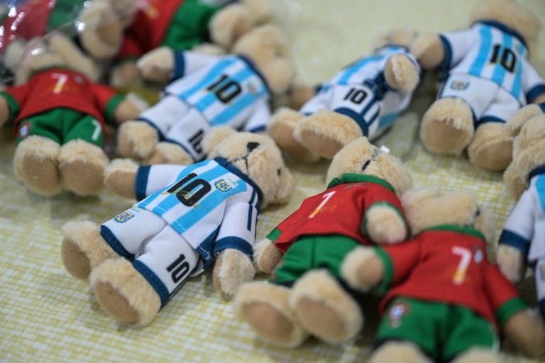 Des peluches à l'effigie de Lionel Messi et de Cristiano Ronaldo, dans l'usine All Star Partner, à Yiwu, en Chine, où elles sont confectionnées, le 5 juin 2026