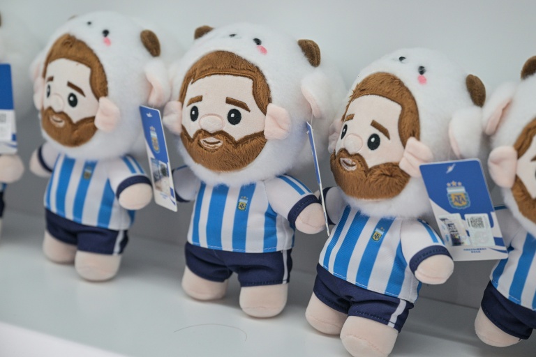 Des peluches à l'effigie du joueur argentin Lionel Messi, dans l'usine All Star Partner, à Yiwu, en Chine, où elles sont confectionnées, le 5 juin 2026