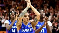 La capitaine française Gabby Williams (au centre) après la défaite en finale de Coupe du monde de basket contre les Etats-Unis, le 13 septembre 2026 à Berlin