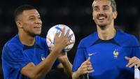 Kylian Mbappe et Antoine Griezmann s'entraînent avant le match France-Tunisie, le 29 novembre 2022 à Doha