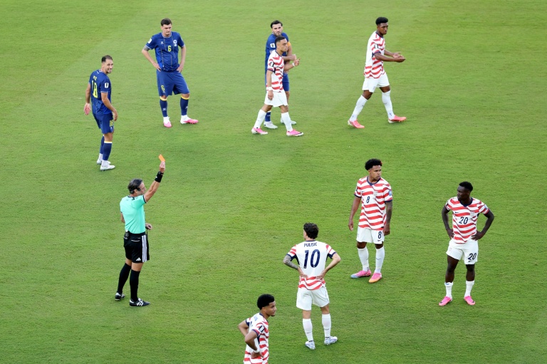 L'attaquant américain Folarin Balogun (à droite) expulsé par l'arbitre Raphael Claus pour une faute sur le Bosnien Tarik Muharemovic en 16e de finale de la Coupe du monde le 1er juillet 2026 à Santa Clara, près de San Francisco